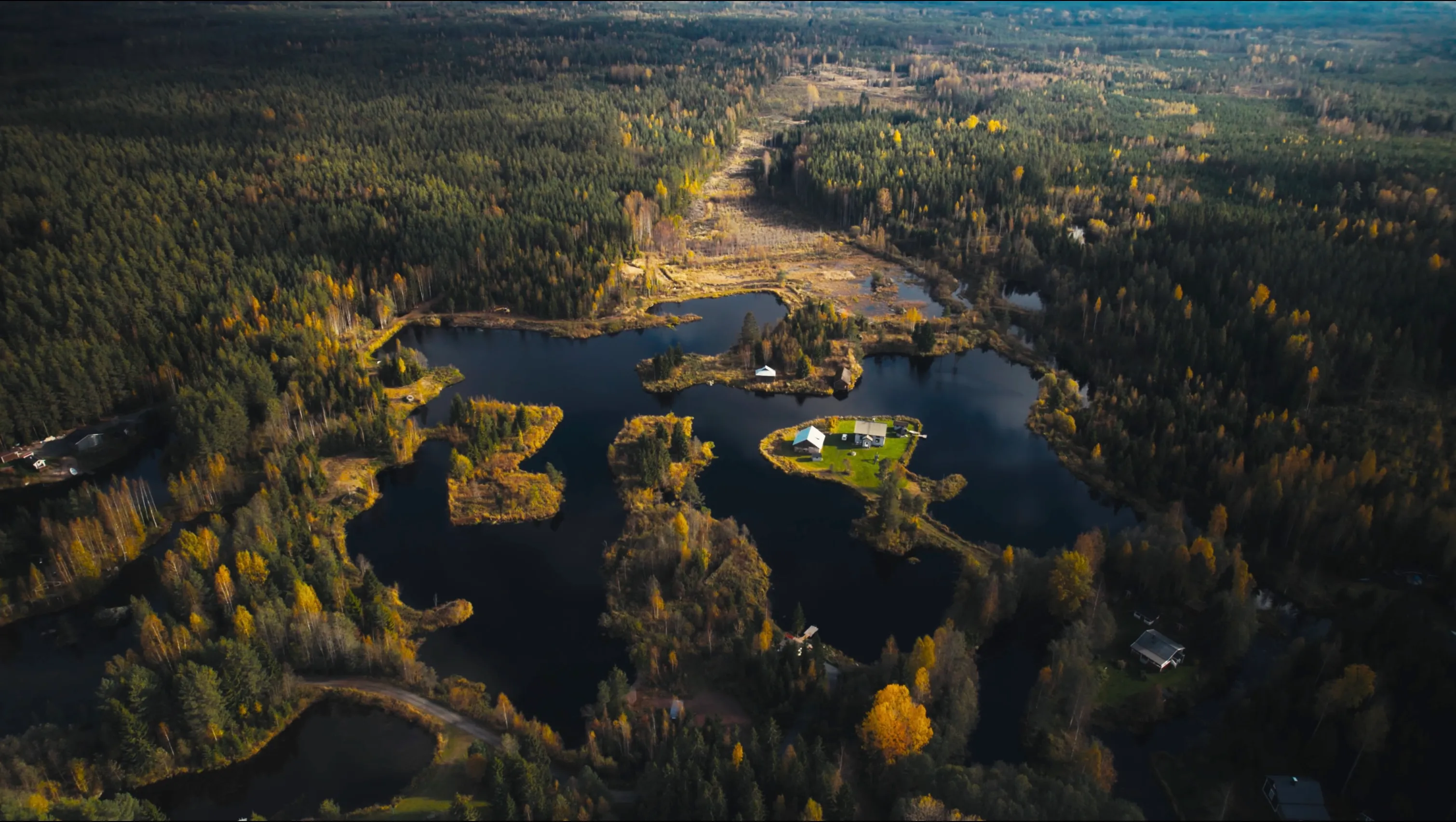 Chaty u jezera v Kokemäki z dronu